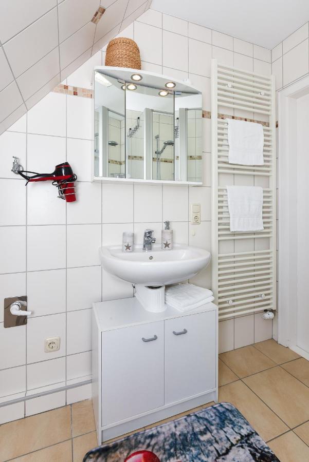 Ferienwohnungen im Haus Ankerplatz Esens Exterior foto